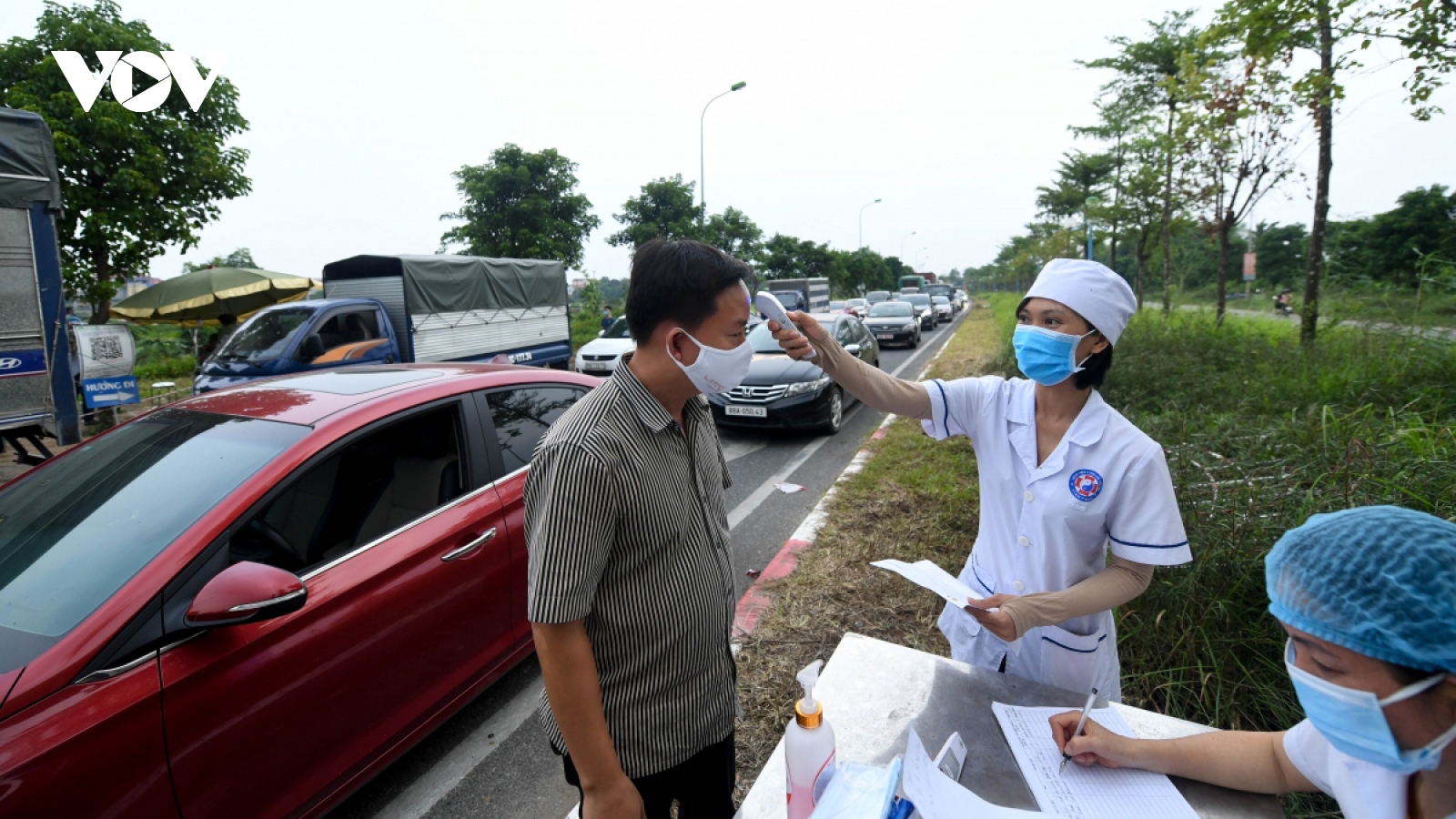 Heavy traffic forms at entry to Hanoi due to tight pandemic control measures